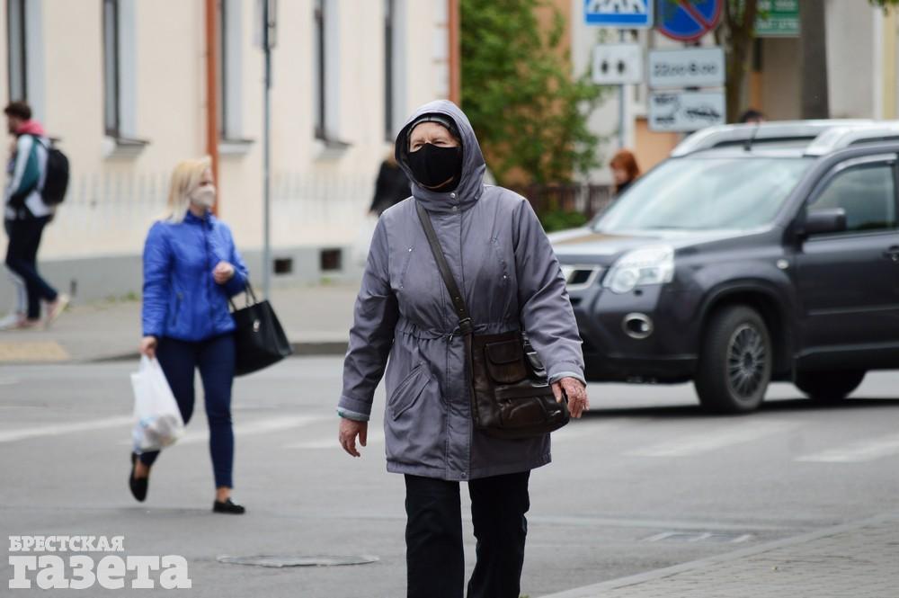 Жители Бреста ходят в масках во время пандемии коронавируса COVID-19. 13 мая 2020 года. Фото: 