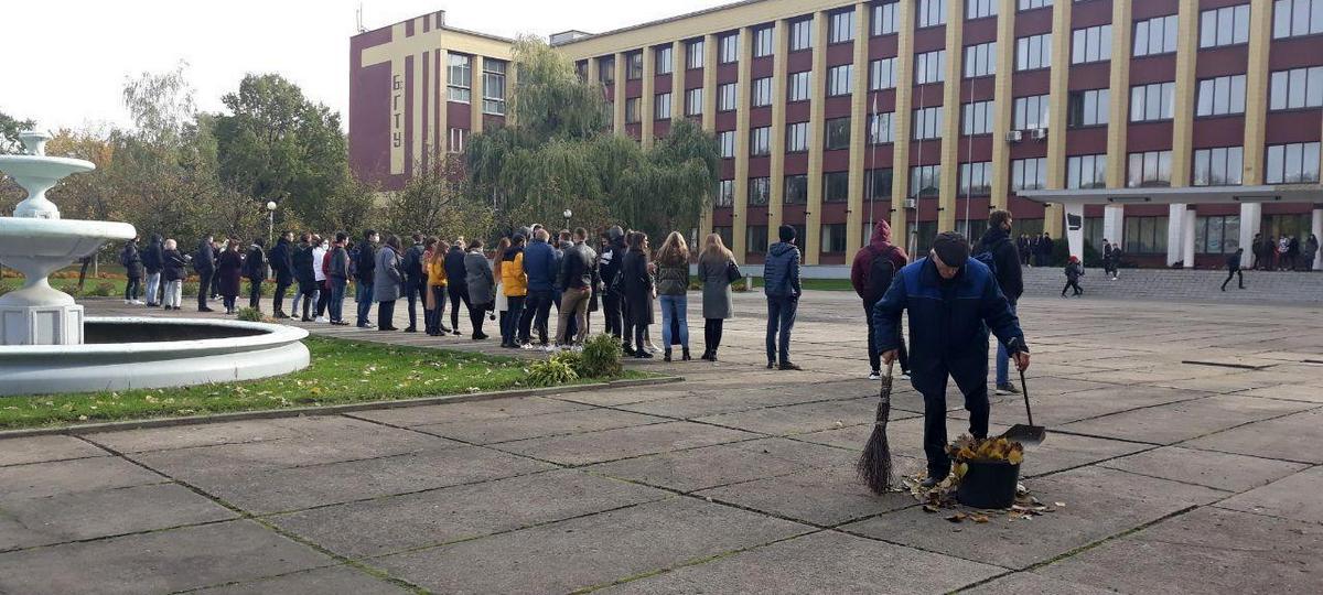 студенты БргТУ на акции в поддержку уволенного ректора Александра Драгана. Фото: Брестская газета