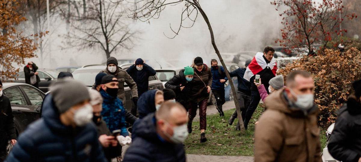 Разгон мирных протестующих в Минске светошумовыми гранатами