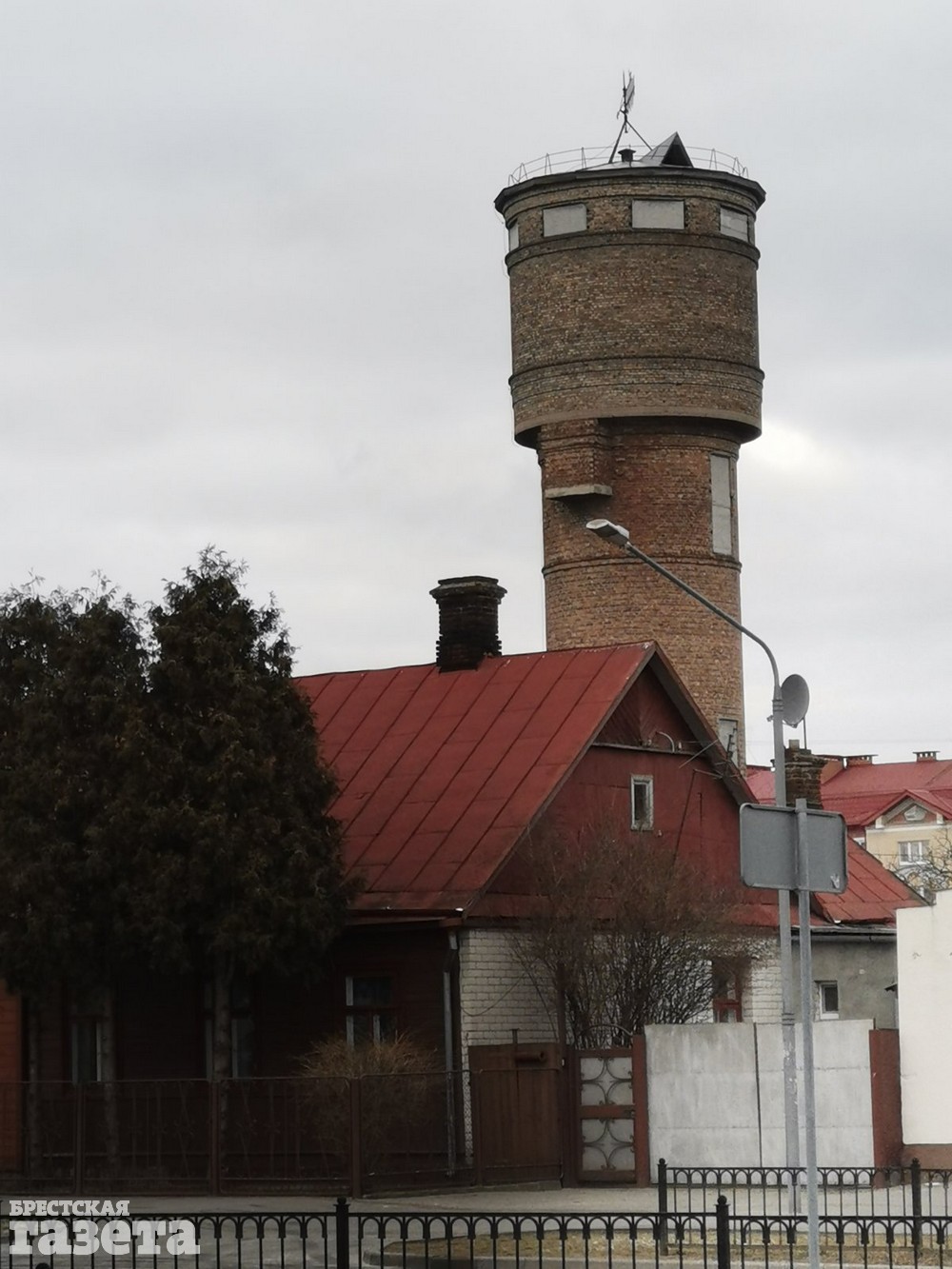 Водонапорная башня возле пригородного железнодорожного вокзала в Бресте.