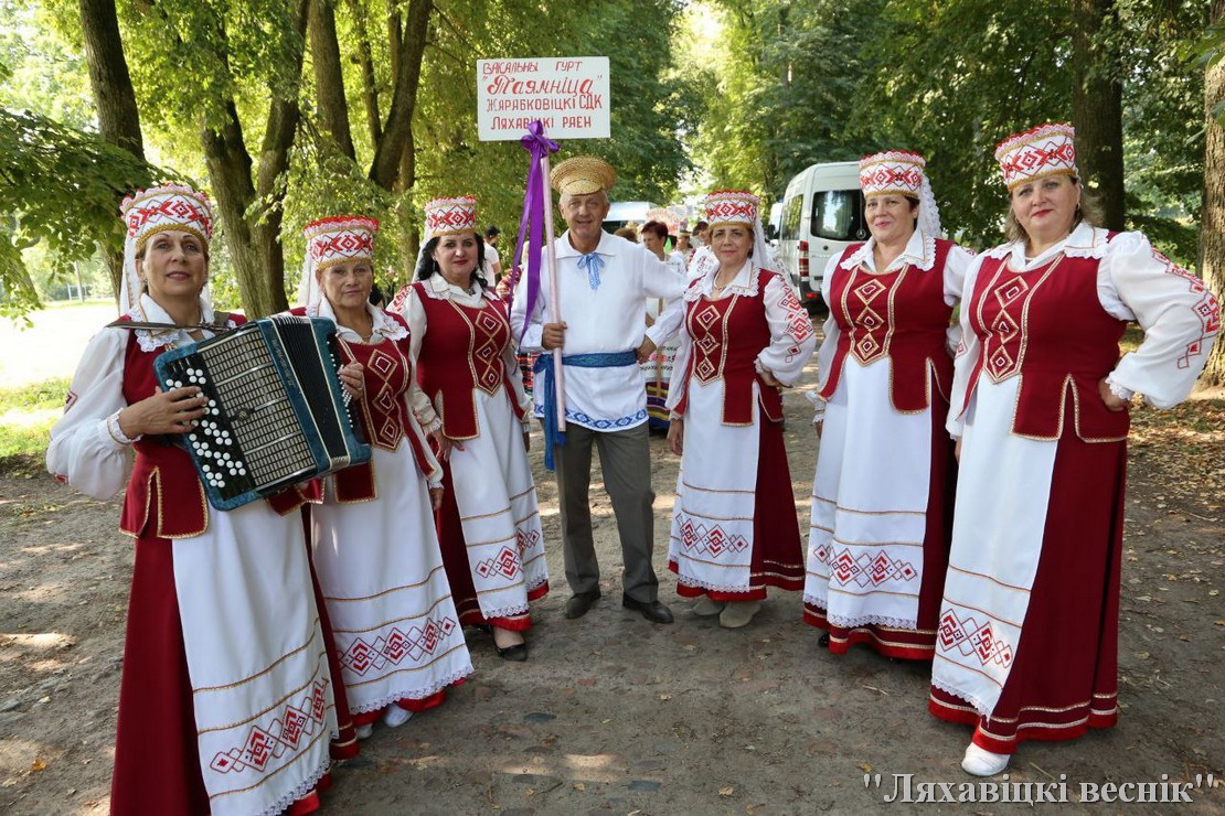 Участники фестиваля в национальных беларуских костюмах.