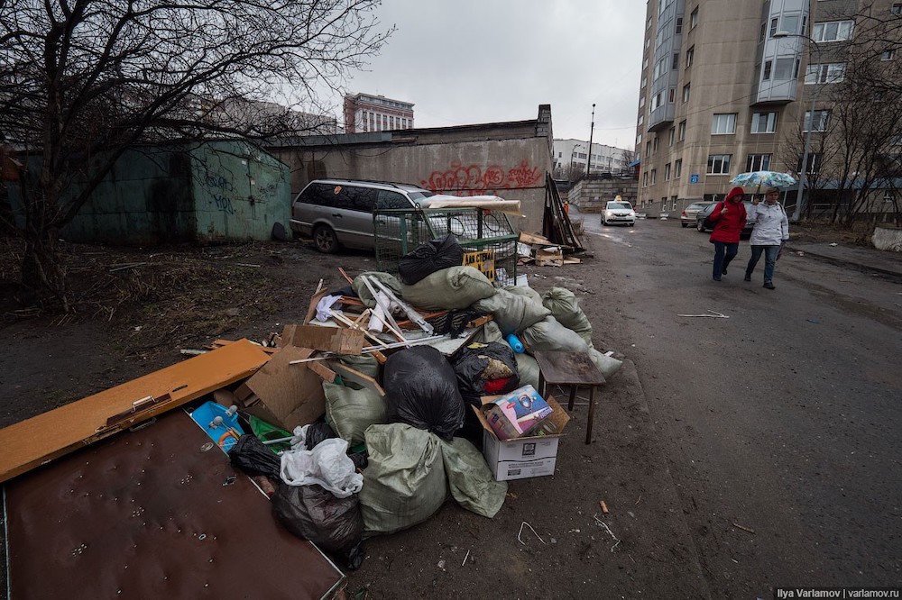 Мусор на улицах Мурманска. Фото: varlamov.ru.