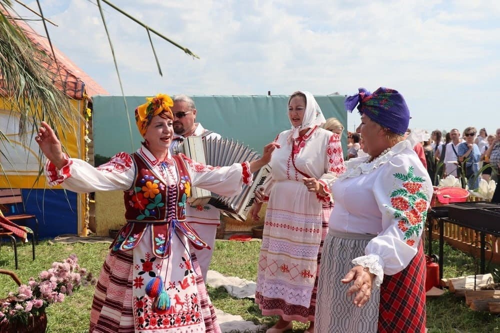 Участники гастрономического и экологического фестиваля «Полесский вьюн». Фото: pinsknews.by.