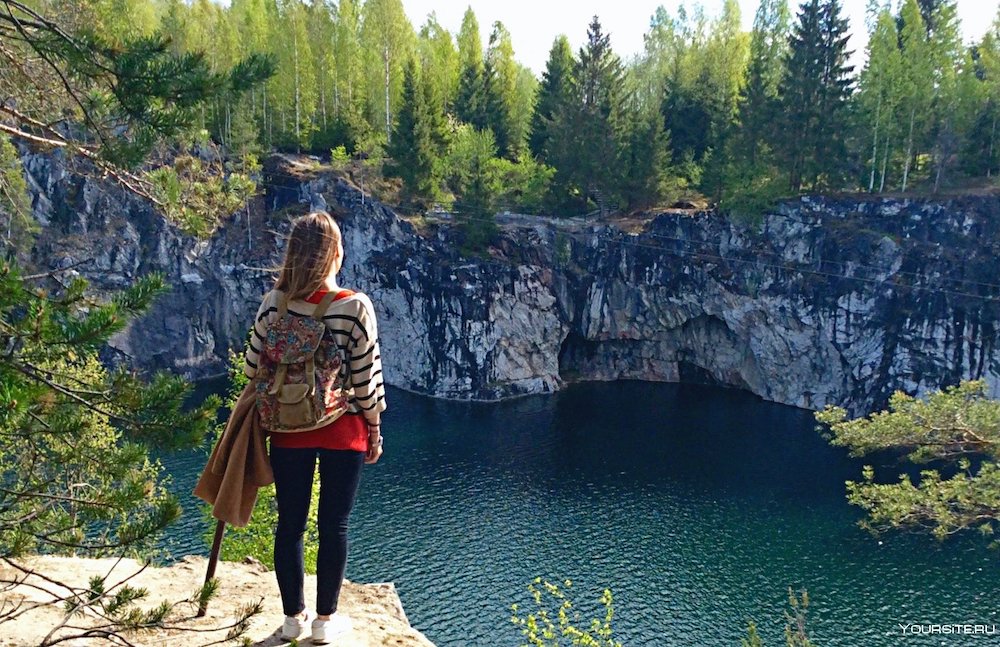 Туристы в горном парке Рускеала в Карелии. Фото: sportishka.com.