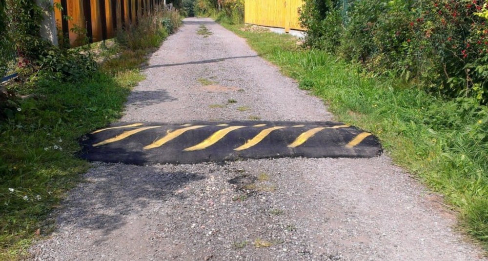 Свежеиспеченный «лежачий полицейский».