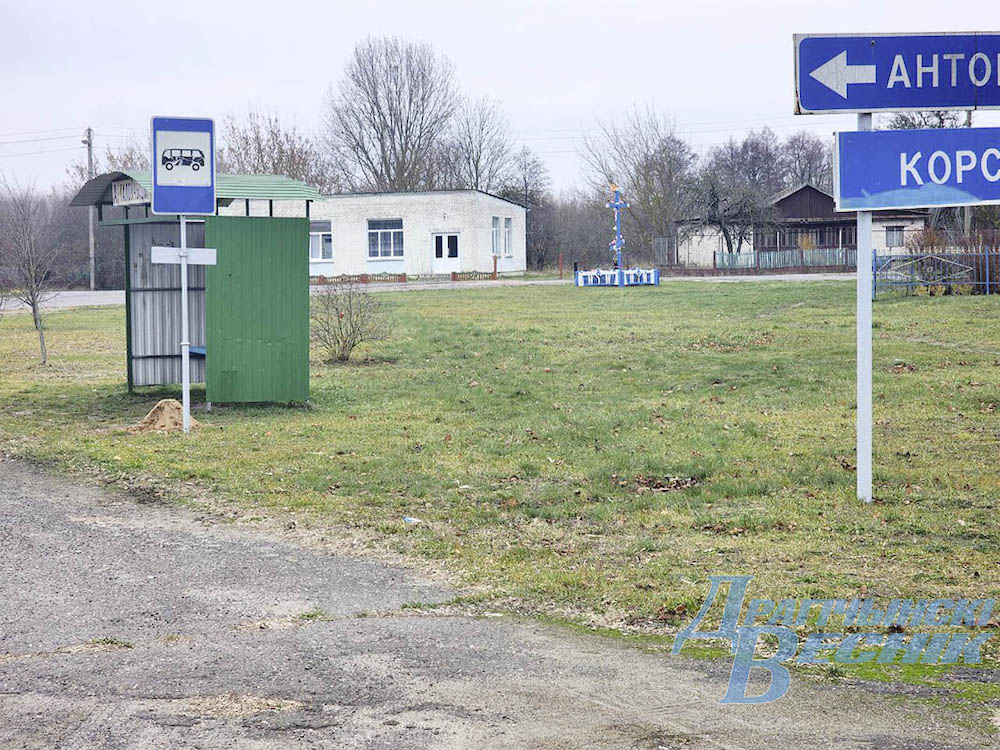 Остановка общественного транспорта в деревне Головчицы Дрогичинского района. Фото: drogichin.by.