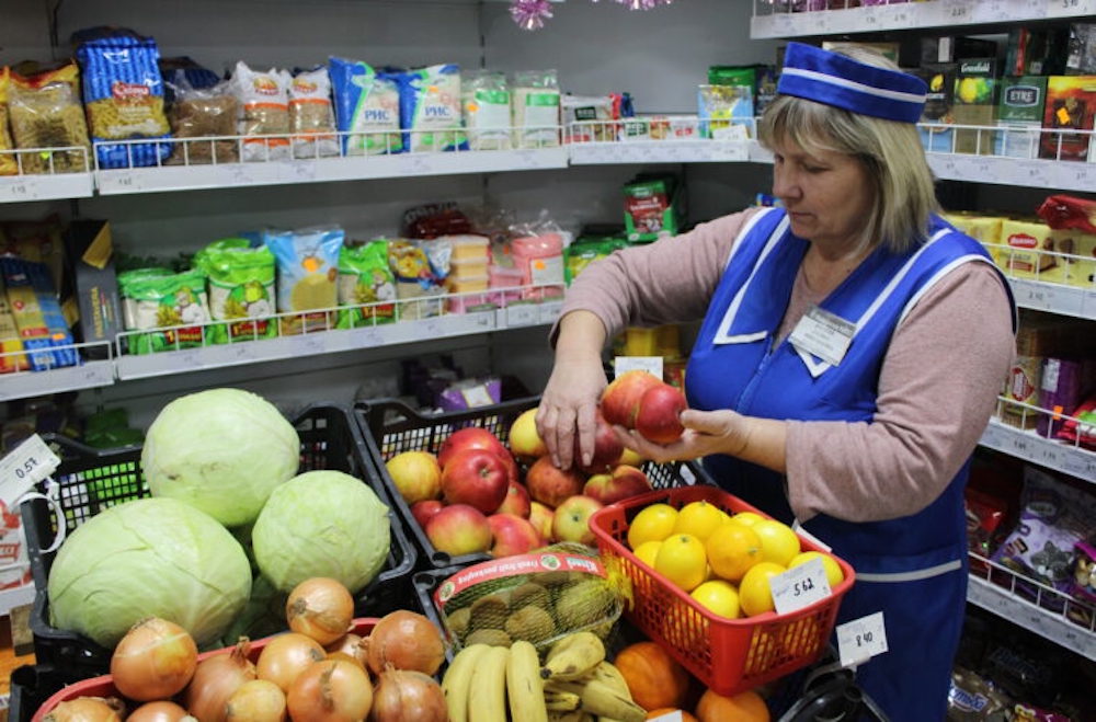 Продавец раскладывает яблоки предположительно в сельмаге деревни Волька Ивацевичского района Брестской области. Фото: ivatsevichy.by.