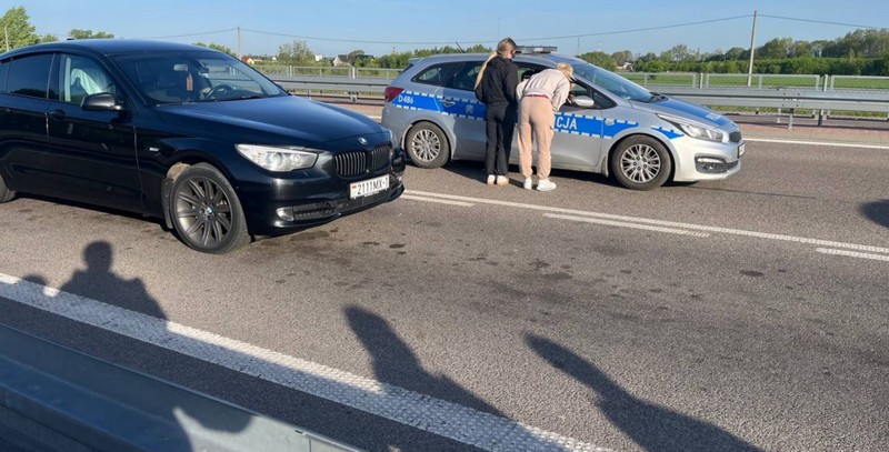 Польские полицейские штрафуют беларуску за то, что пыталась влезть в очередь. Фото из приграничного чата