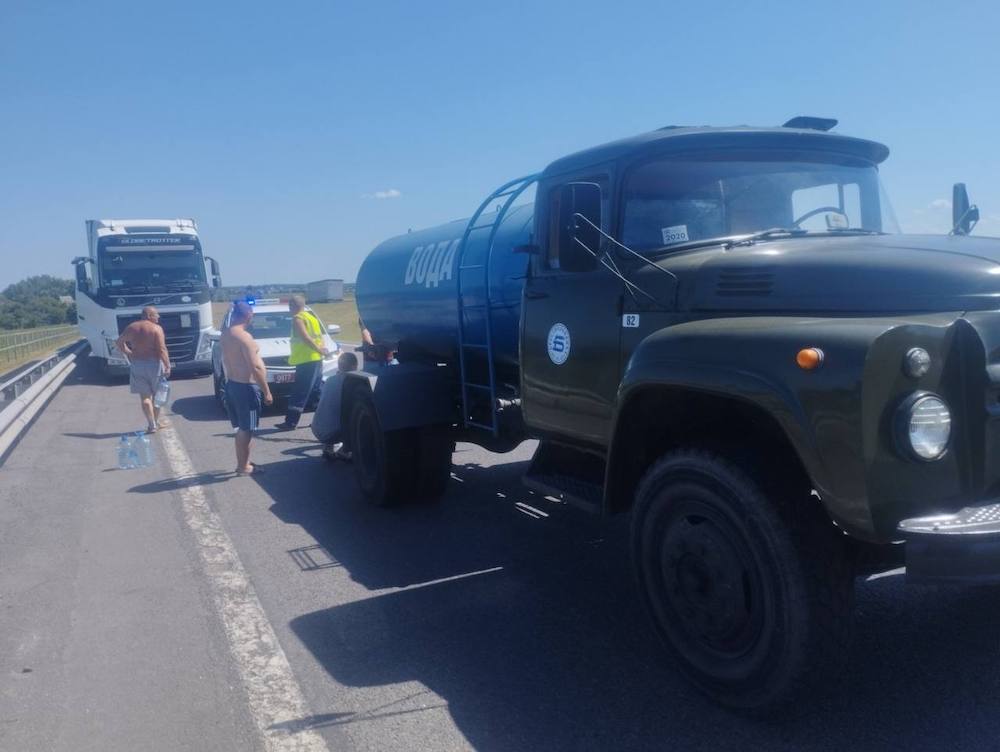 Специалисты ПКУП «Коммунальник» поливают водой раскаленный асфальт на дорогах города. Фото: «Любимый Брест».