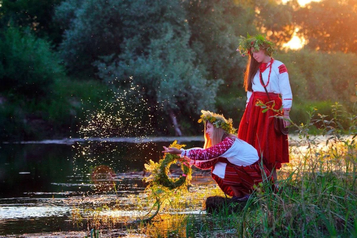 Девушки пускают венки на воду. Иллюстративное фото.