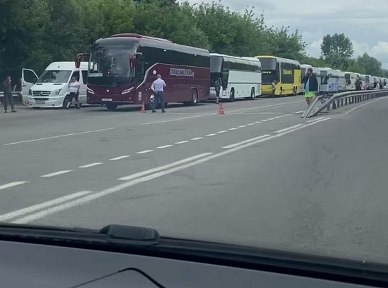 Очередь на выезд из Бреста в Польшу 2 июля 2024 года. Скриншот видео