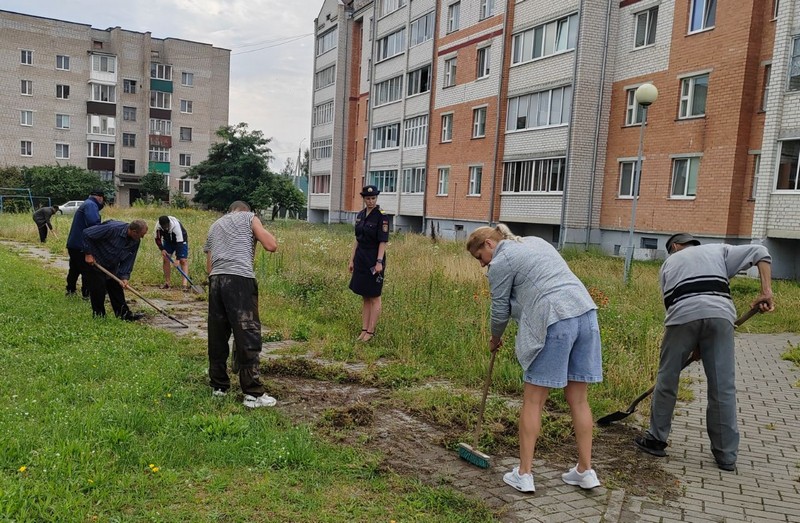 В Ганцевичах ранее осужденные убирают тротуары. Фото: УВД Брестского облисполкома