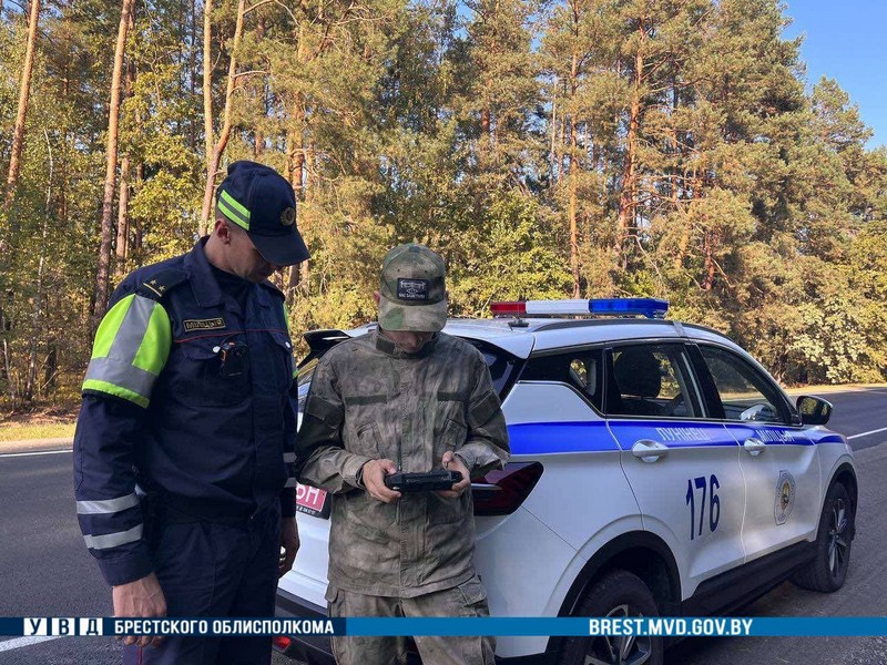 Сотрудники ГАИ в Лунинце управляют беспилотником. Фото: УВД Брестского облисполкома