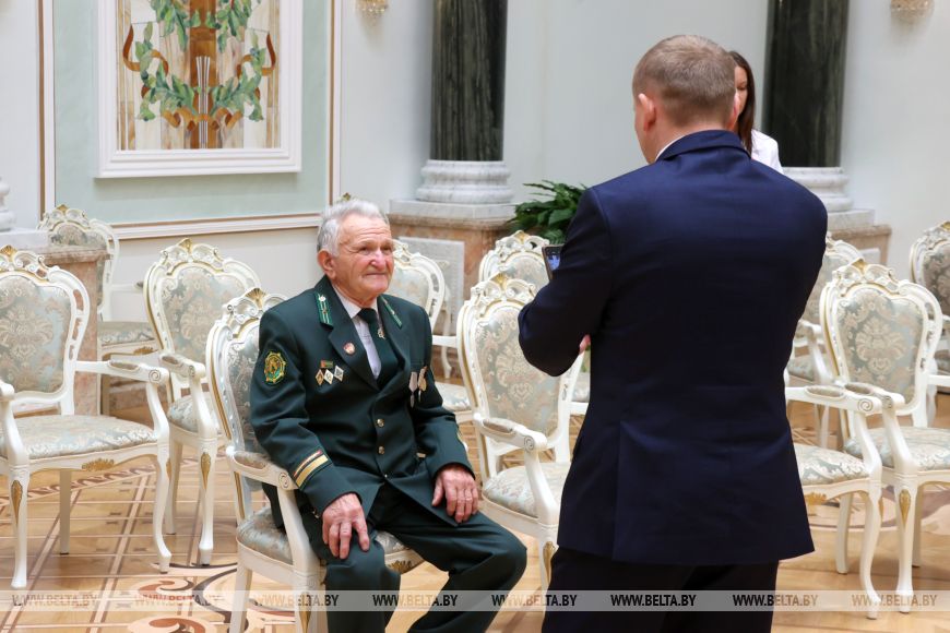 Заслуженный лесовод Беларуси Николай Воронин на экскурсиях во Дворце Независимости. 30 сентября 2024 года. Фото: Белта.