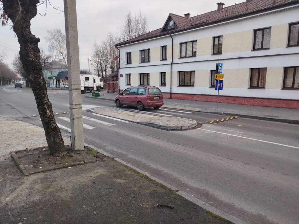 Искусственные неровности и островок безопасности на участке дороги по улице Красногвардейской в Бресте. 21 ноября 2024 года. Фото: телеграм-канал «Любимый Брест».