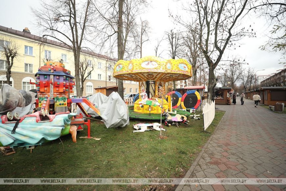 Установка новогодней карусели на улице Гоголя в Бресте. Фото: БЕЛТА.