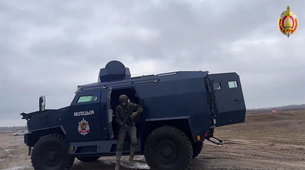 Силовики тренируются разгонять протесты под Брестом. Скриншот видео МВД