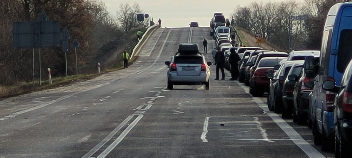 Очередь из автомобилей на выезде из Польши в Брест в конце декабря 2024 года. Фото из приграничного чата