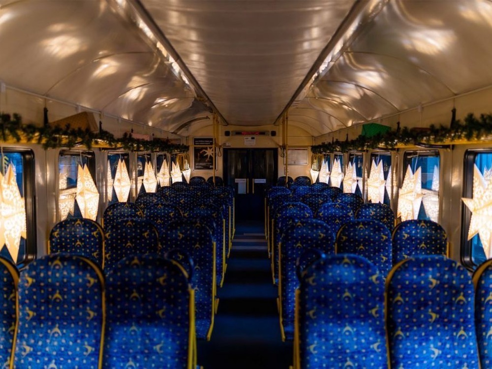 Рождественские звезды в электричке. Рига. 2024-2025 Фото: LA.lv.