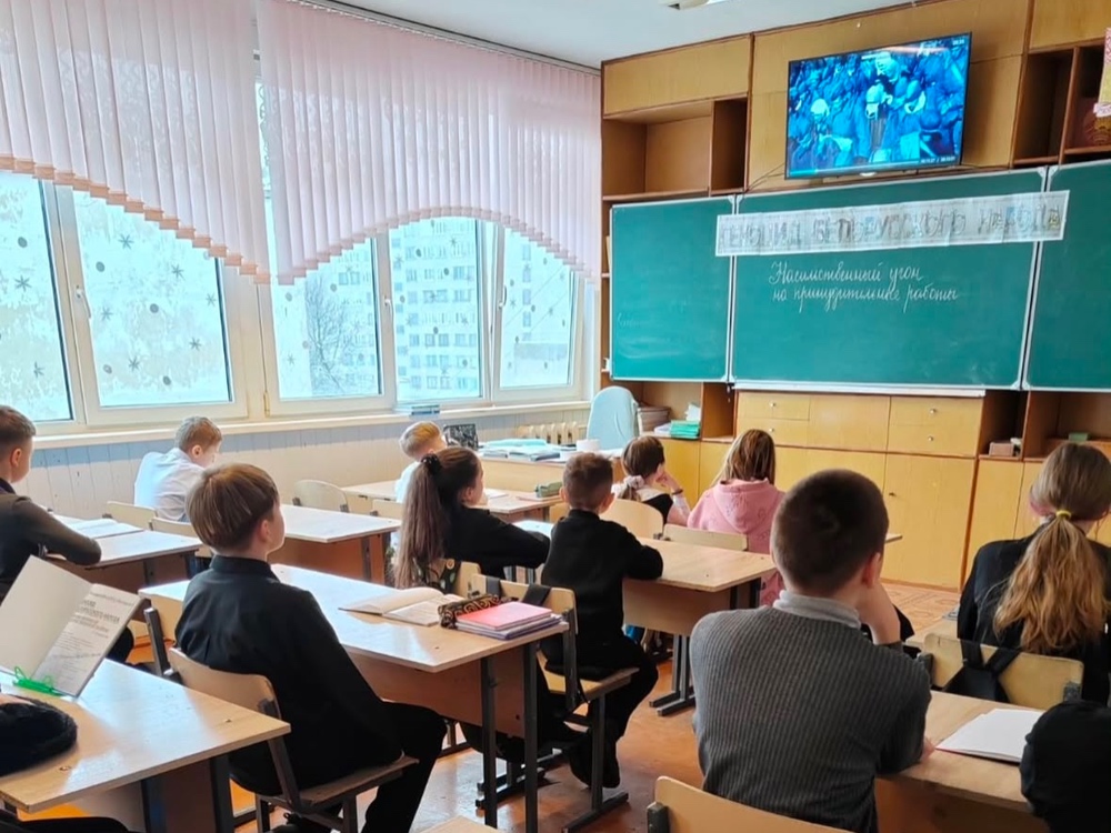 школьники сидят за партами