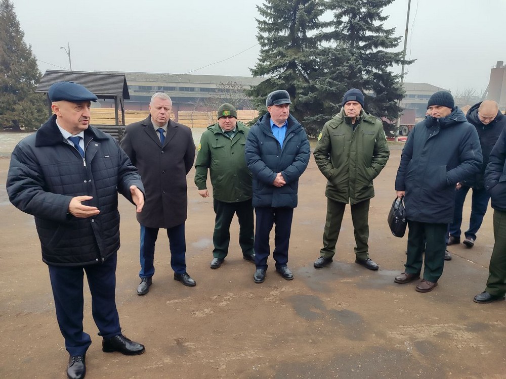 Генеральный директор Брестского ГПЛХО Анатолий Левонюк (крайний слева) общается с руководителями лесхозов Брестчины. Фото: телеграм-канал «Брестский лесной»