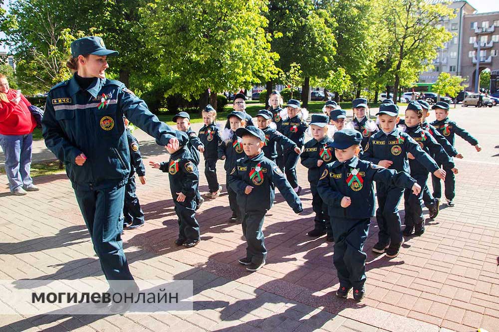 Парад детсадовцев в военной форме в Могилеве. 9 мая 2024 года. Фото: могилевонлайн.