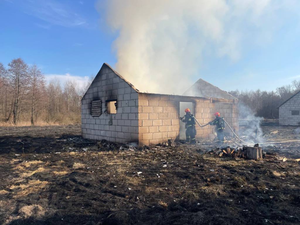 Сотрудники МЧС ликвидируют пожар дома в деревне Дубины Кобринского района. Фото: МЧС.