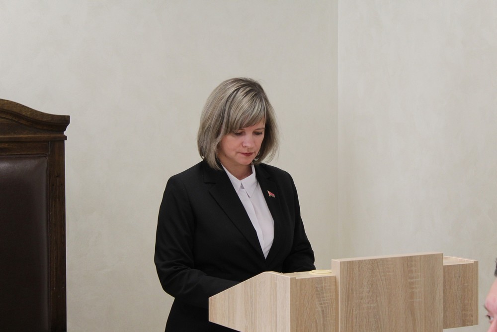 Инна Дзик во время присяги в Брестском областном суде. Фото пресс-службы