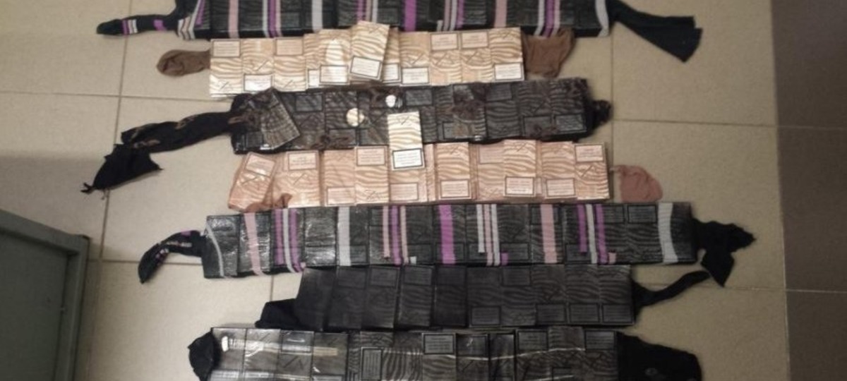 Контрабандные сигареты в чулках