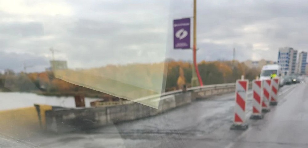 Провал асфальта на мосту через Мухавец в Бресте. Фото из соцсетей