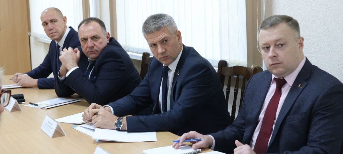 чыноўнікі на сустрэчы