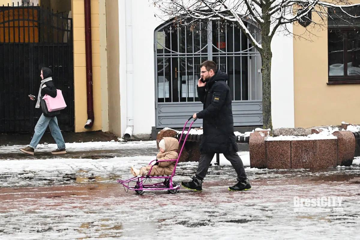 Брестчане идут по одной из нерасчищенных улиц Бреста.