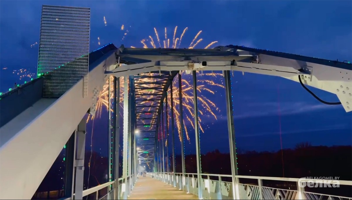 Салют на открытие моста через Сож в Гомеле.