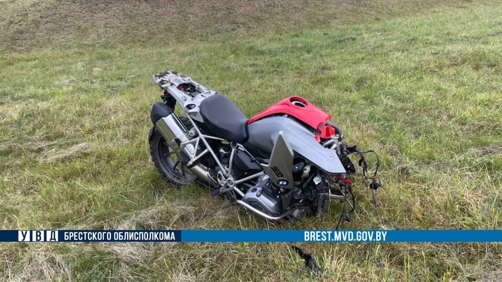 Мотоцикл на месте трагедии на трассе М1.