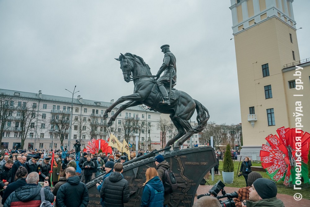 Памятник Рокоссовскому в Гомеле, который открыли 26 ноября 2025 года