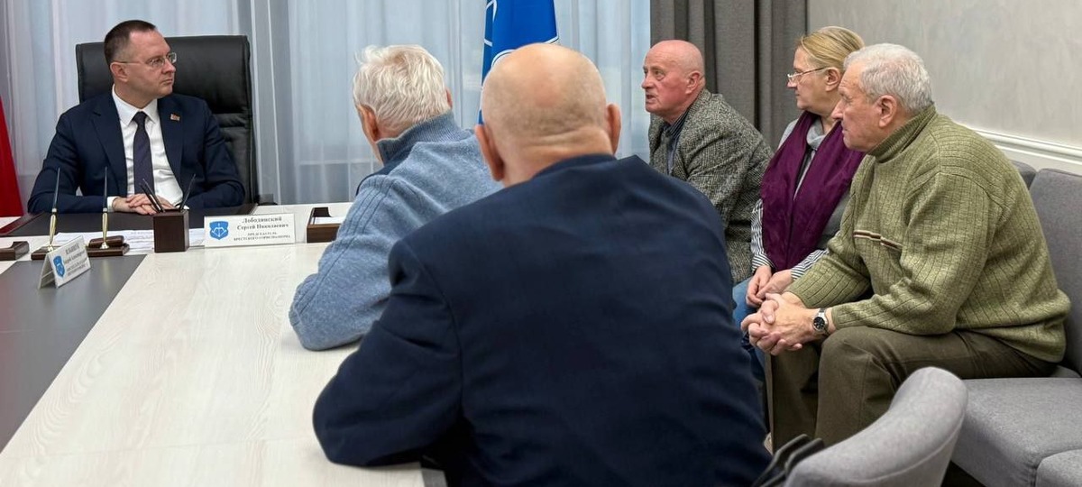 Встреча Сергея Лободинского с пенсионерами по поводу строительства детского сада. 5 ноября 2025 года