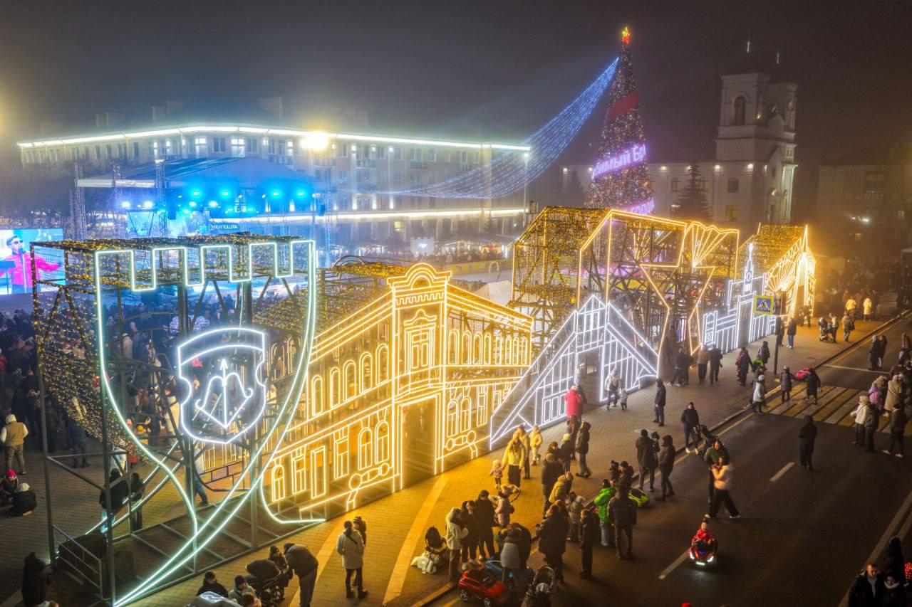 Новогодняя иллюминация на главной городской елки на площади Ленина в Бресте.