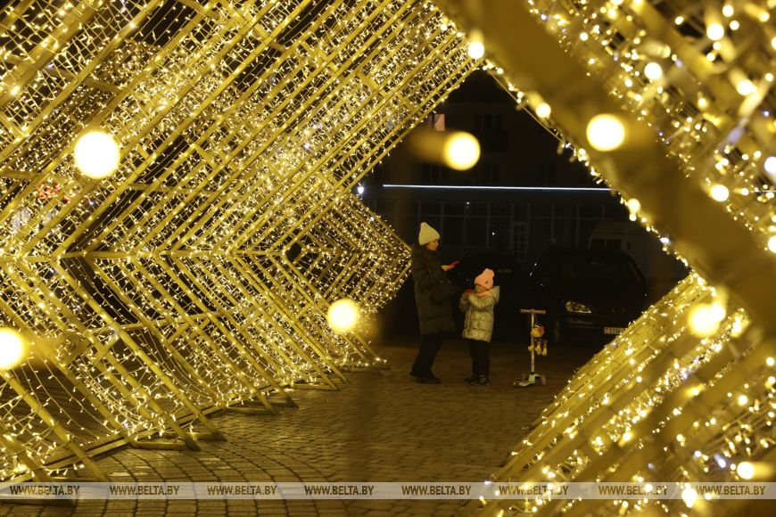 Светящаяся конструкция в Бресте.