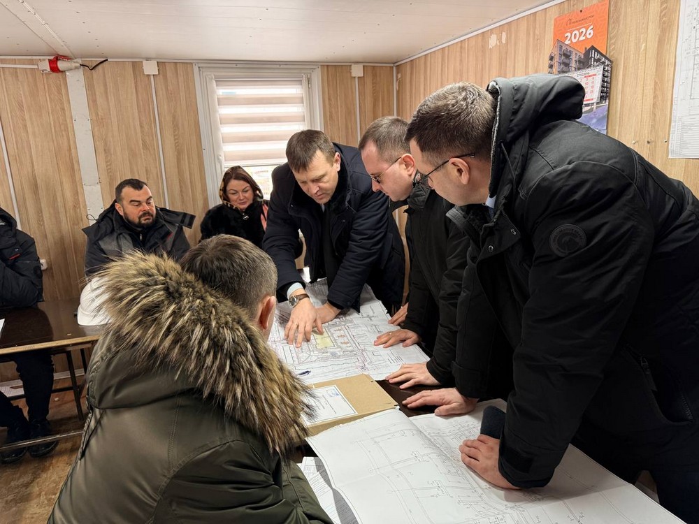 Брестские чиновники инспектируют строительство детского сада в Южном. 10 февраля 2026 года