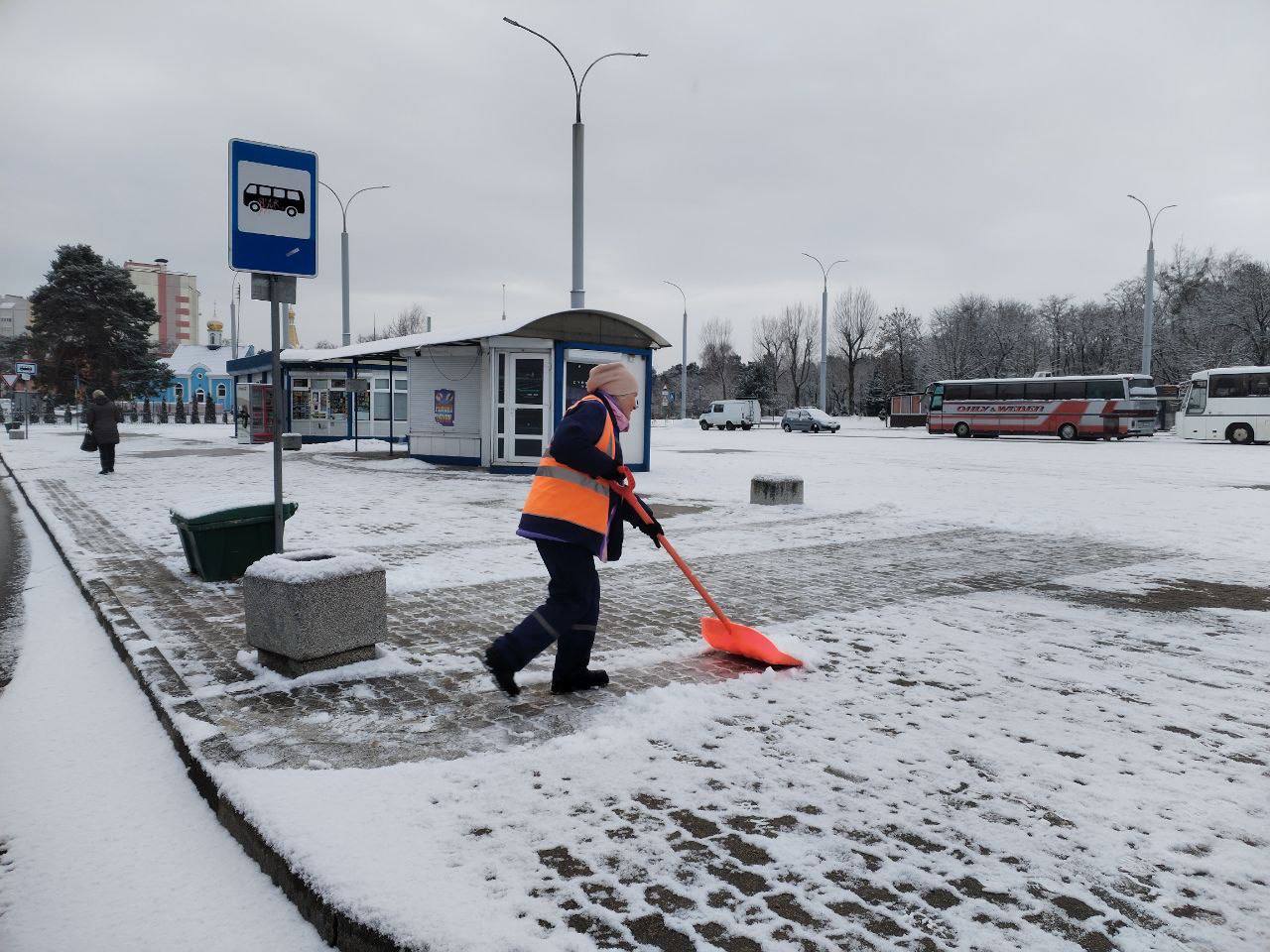 Сотрудница ЖКХ чистит снег на улицах Бреста. 
