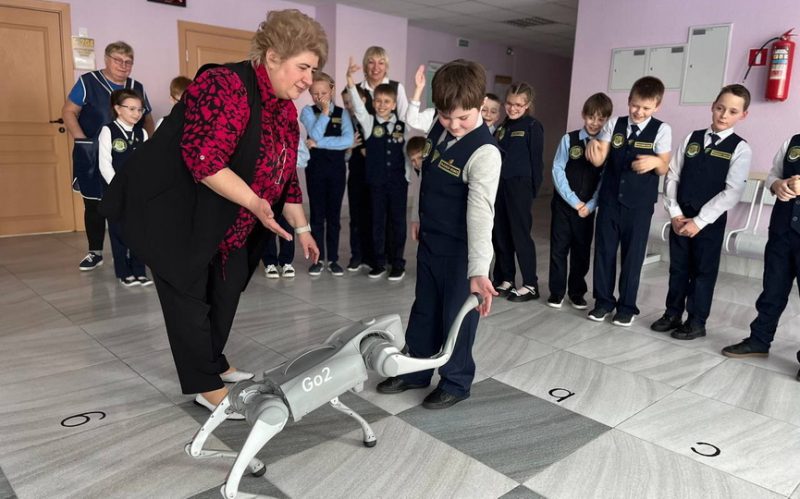 Школа в Барановичах купила биометрического робота-собаку. Фото: средняя школа № 1 г. Барановичи имени С.И. Грицевца