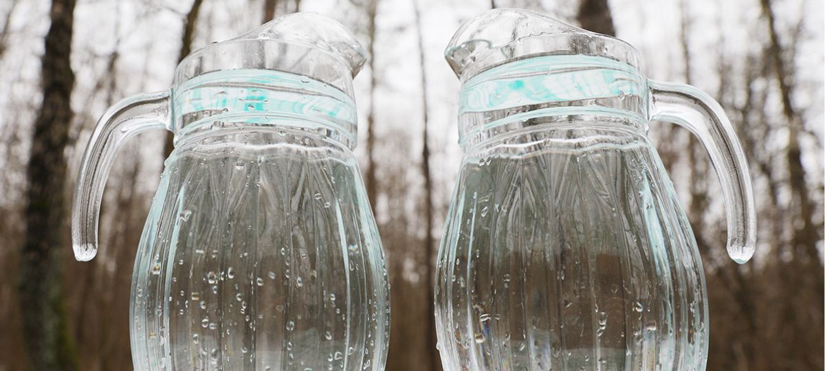 Березовый сок в кувшинах стоит на столе