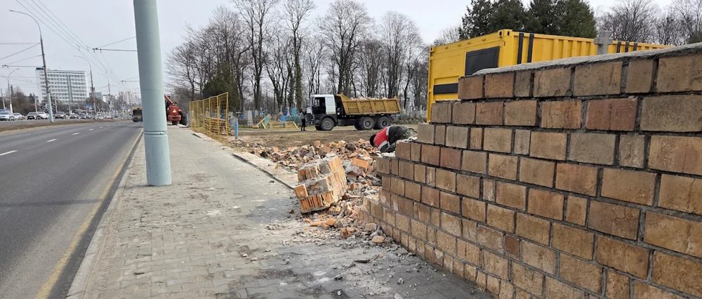 Разрушение забора на Тришинском кладбище в Бресте