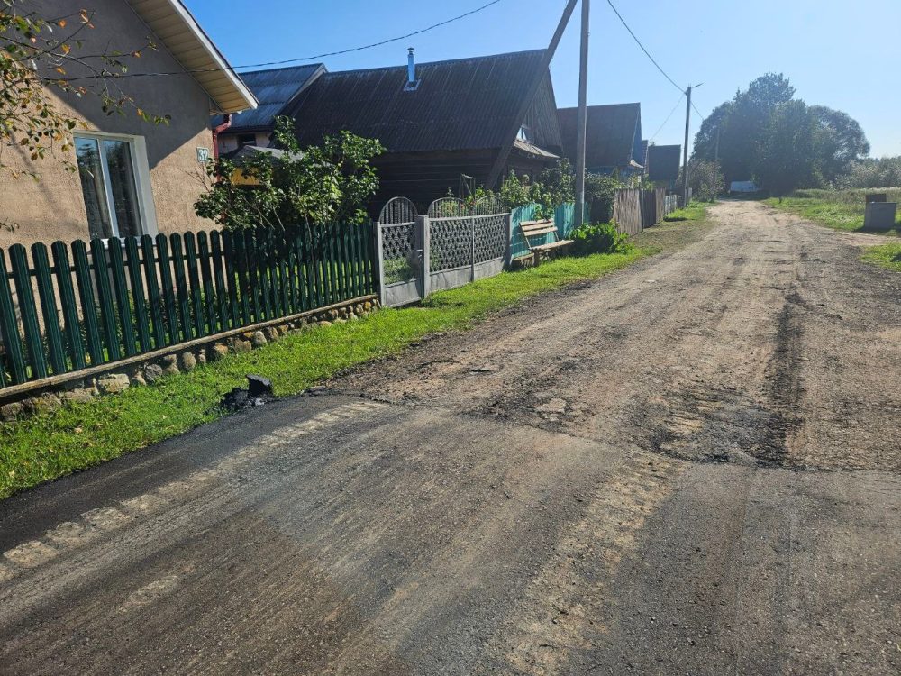 В деревне Загорское некоторые улицы заасфальтировали частично. Фото: kraj.by