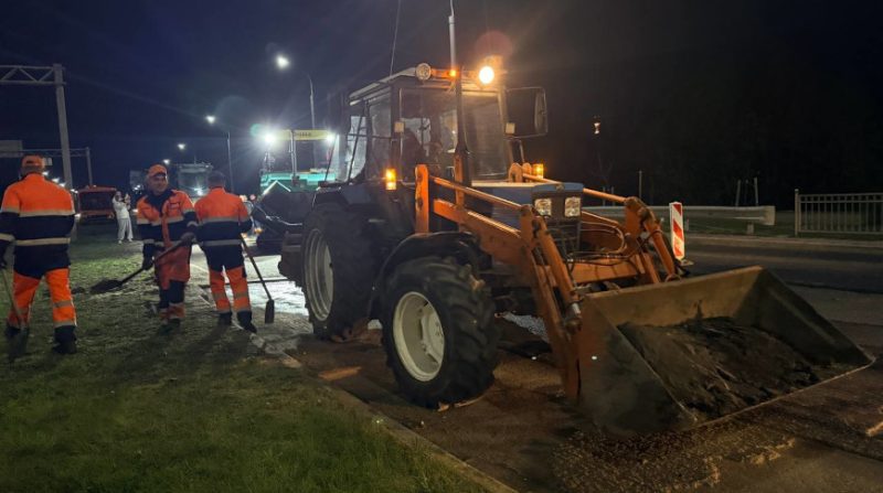 Асфальтирование дороги в Бресте на Варшавском шоссе в ночное время