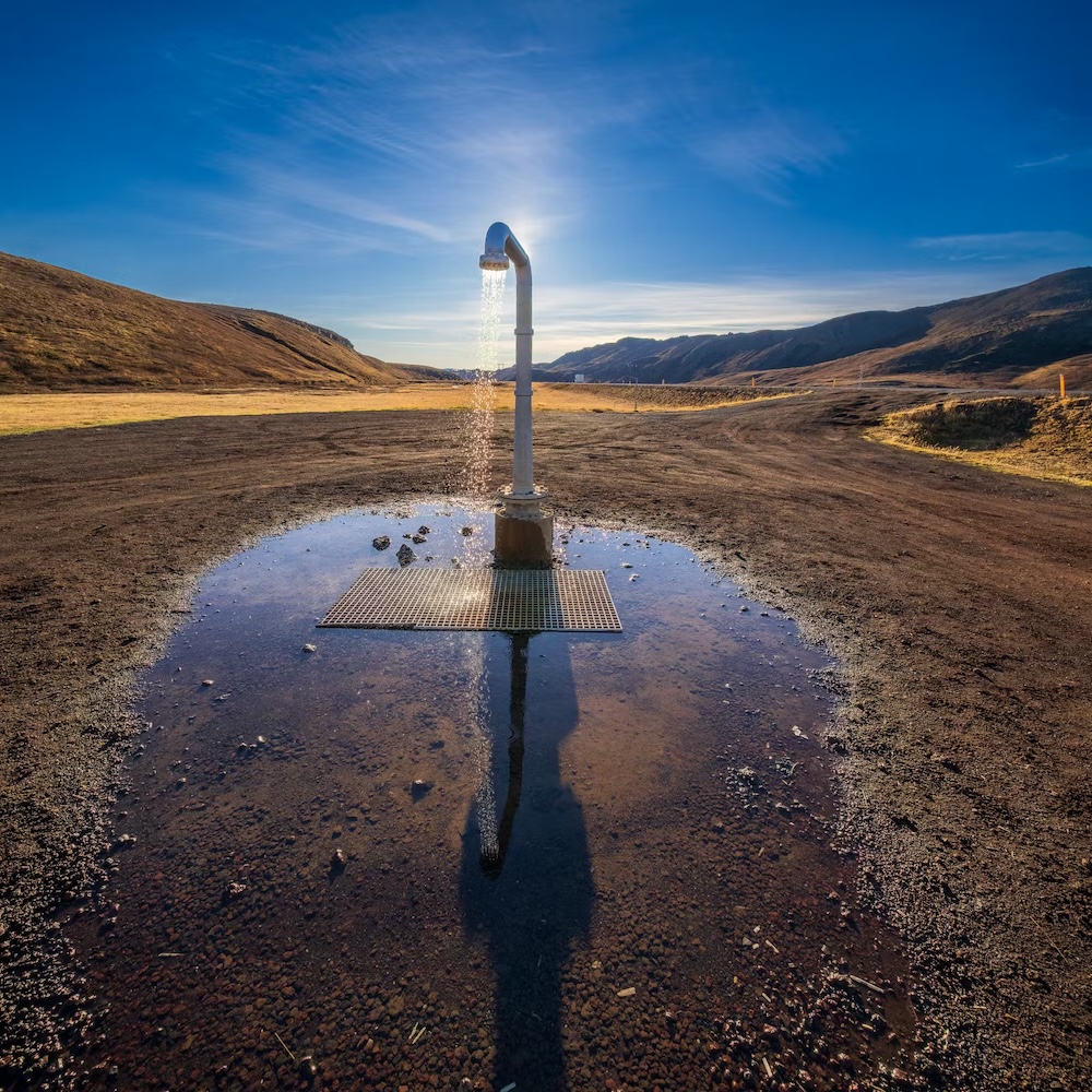 Момент использования геотермальной энергии в Исландии.Это уличный душ, который, вероятно, подключен к местной геотермальной системе отопления. Фото: