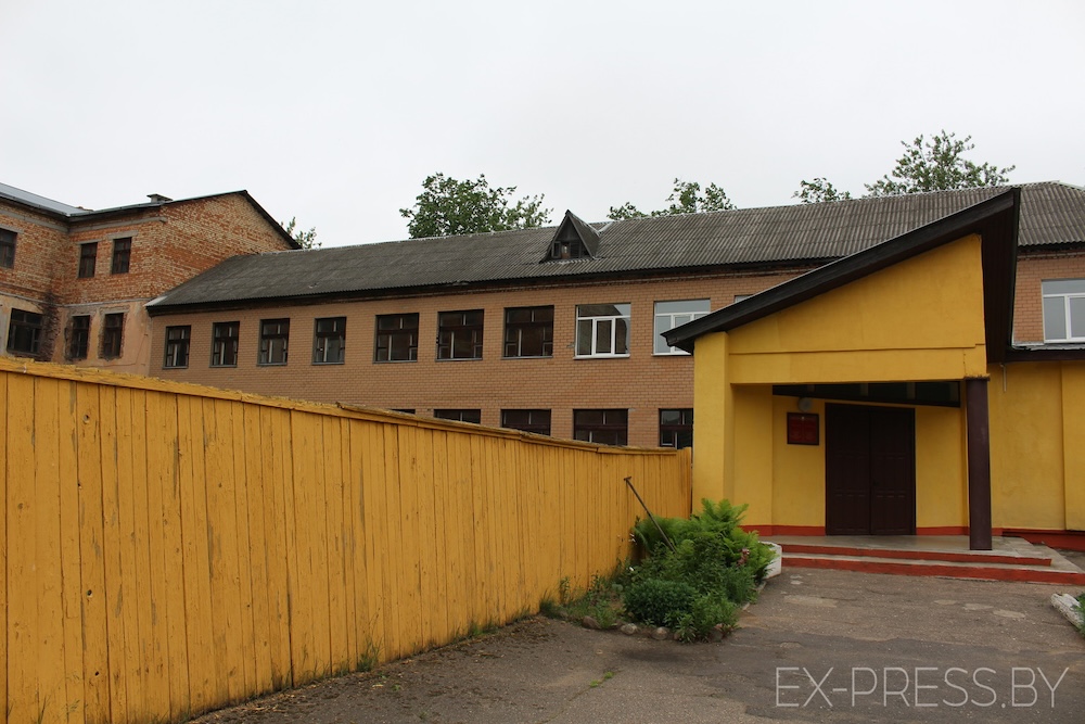 Вход в СШ №6. Учащимся последние годы были доступны 7 кабинетов