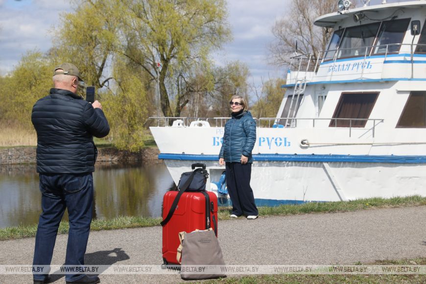 Пассажиры круизного теплохода «Белая Русь» фотографируются на его фоне