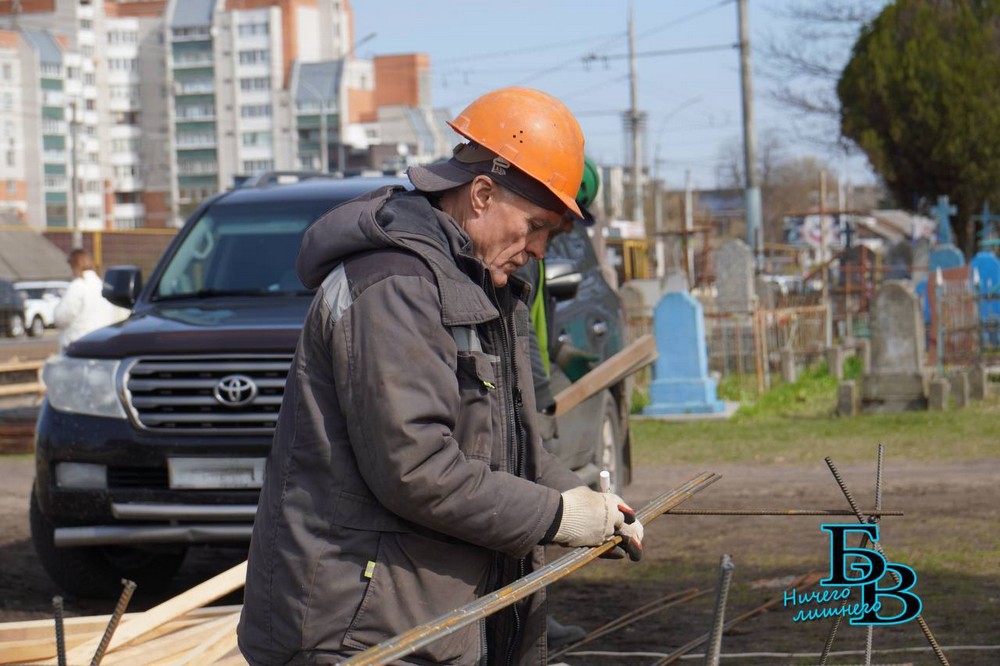 Установка нового забора на Тришинском кладбище в апреле 2026 года