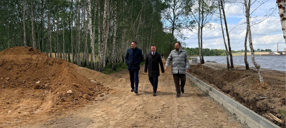 Сергей Лободинский испектирует пляже